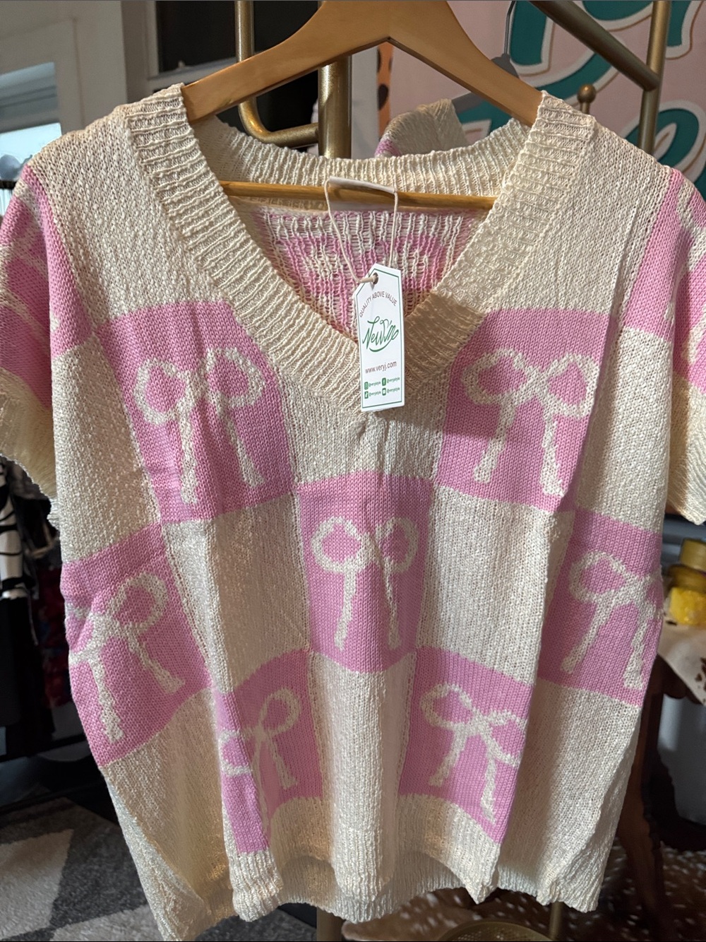 Very J Cream and Pink Knit Short Sleeve V-Neck Sweater Top